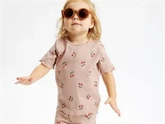 Pige i støvet rosa t-shirt med print af små smilende kirsebær fra The New Siblings TNST6223 adobe rose